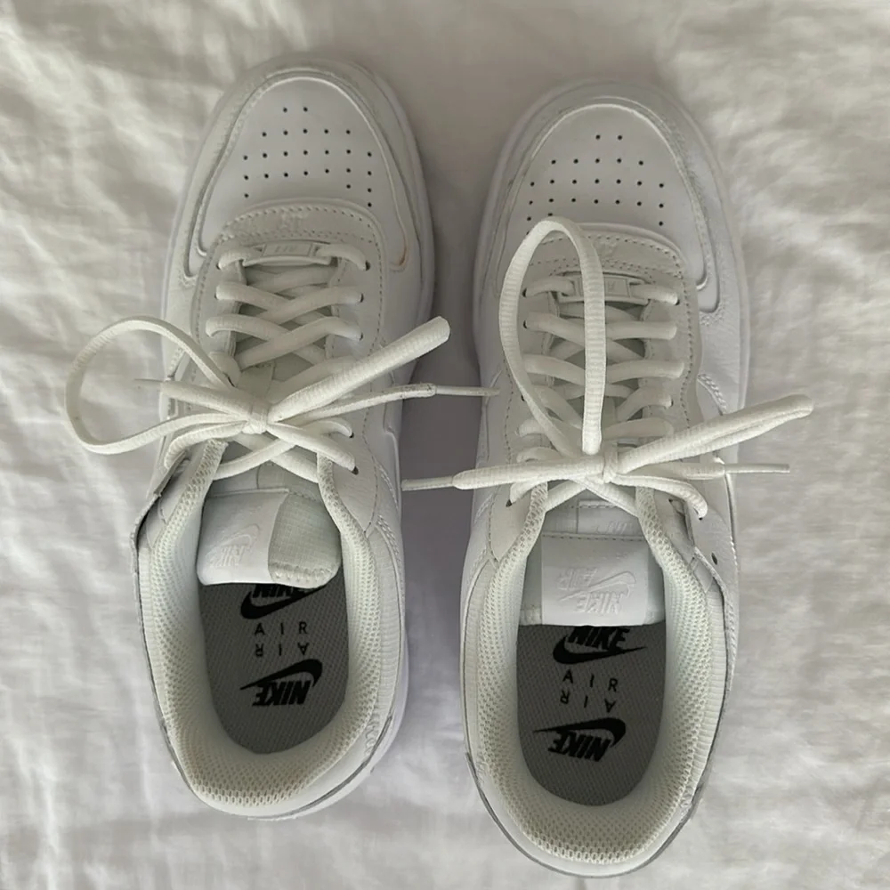 Nike Women's White Air Force 1 Sneakers size 8.5 - Picture 2 of 5